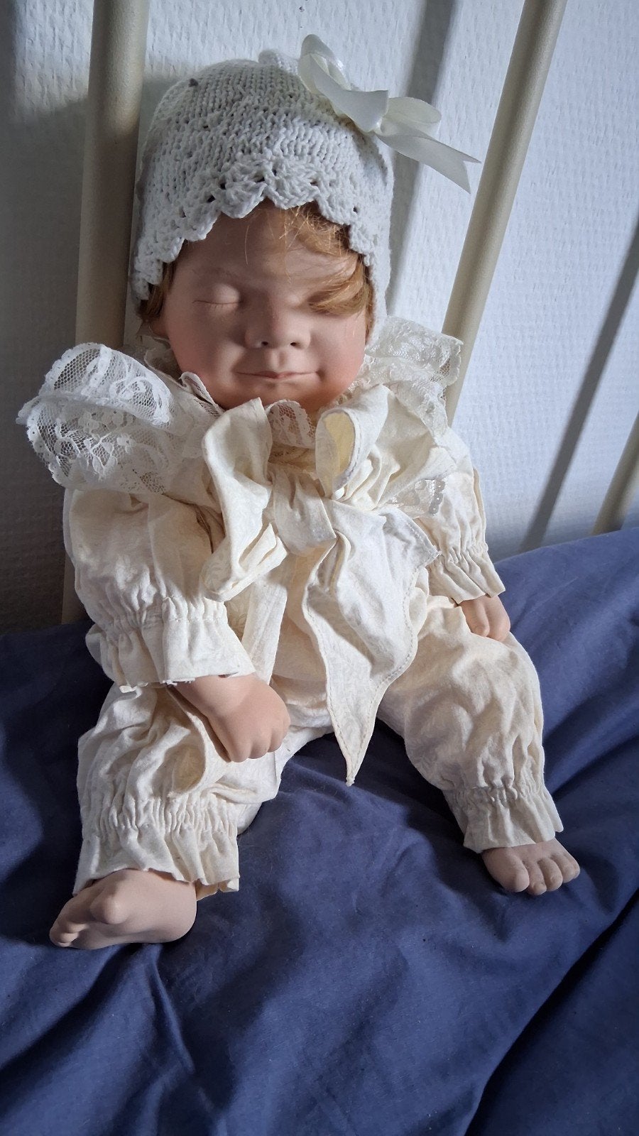 Vintage Porseleinen Babypop - Das Puppen Kunstarchiv, Verzamelen, Ophalen of Verzenden, Zo goed als nieuw, Babypop, Levensecht of Reborn