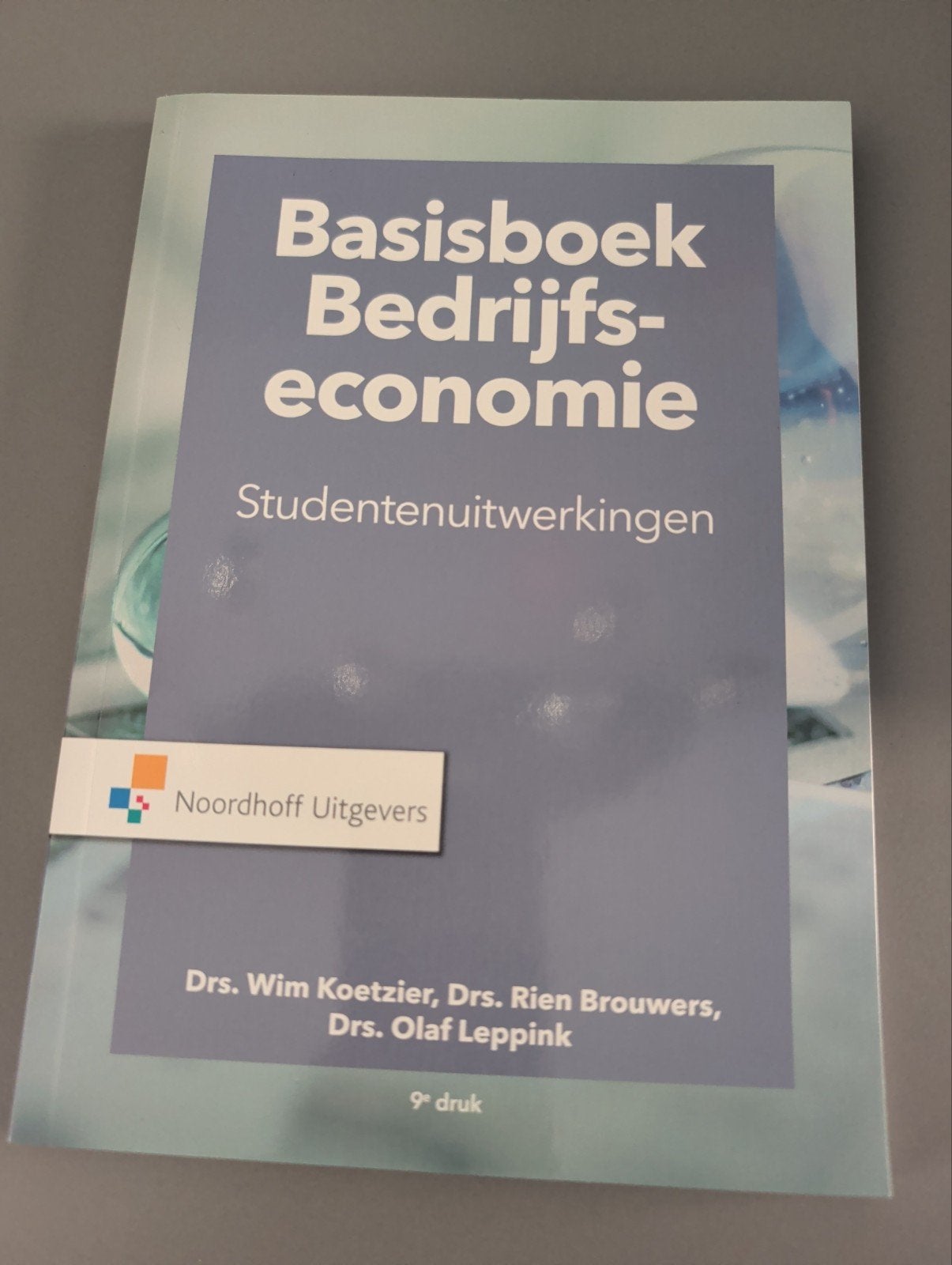 Basisboek Bedrijfseconomie - Studentenuitwerkingen, Drs. Wim Koetzier, Drs. Rien Brouwers, Drs. Olaf Leppink, Zo goed als nieuw