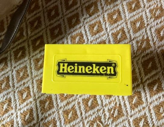 Heineken flesopener, geel mini kratje met flesjes, Verzamelen, Ophalen of Verzenden, Gebruikt, Flesje(s), Heineken