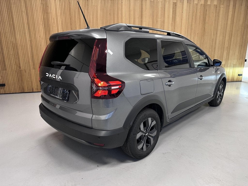 Dacia Jogger 1.6 Hybrid 140 Expression 7p. Camera | Carplay, Stof, Gebruikt, Euro 6, 4 cilinders