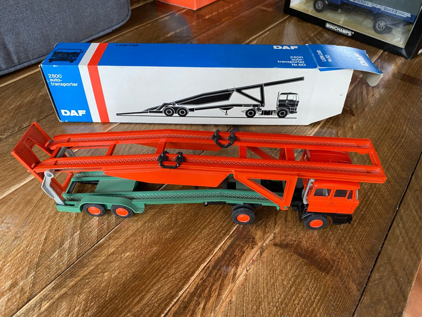 Lion Car DAF 2800 Autotransporter met originele doos, Hobby en Vrije tijd, Ophalen of Verzenden, Zo goed als nieuw, Bus of Vrachtwagen