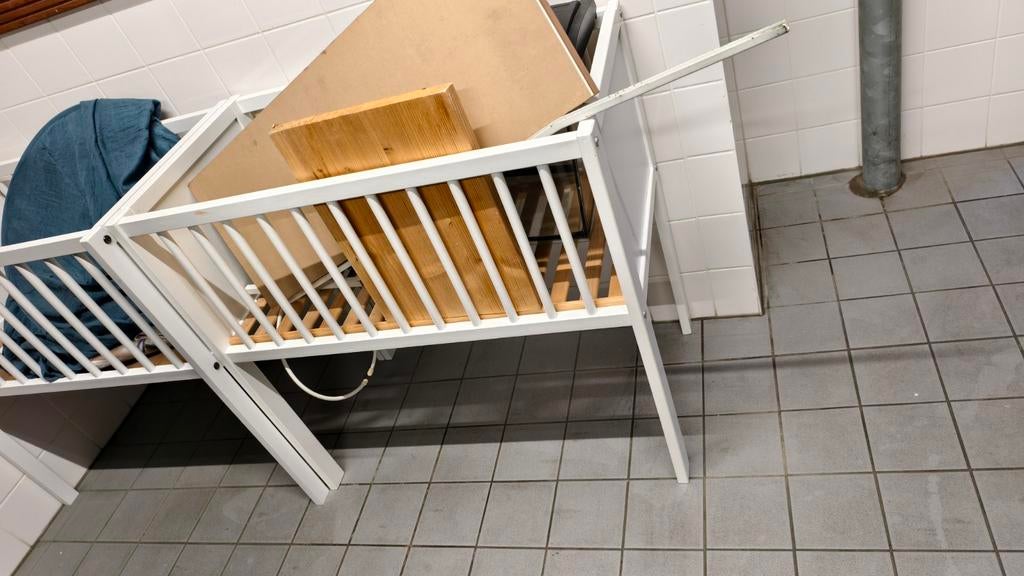 Twee witte babybedden - Ledikanten, Kinderen en Baby's, Babywiegjes en Ledikanten, Gebruikt, Ledikant, Ophalen