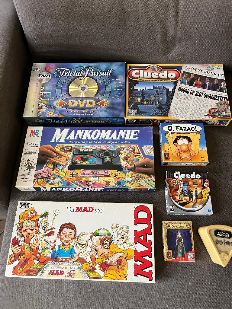 8x divers bordspel , bord spellen . MAD , Trivial , Cluedo ., Vijf spelers of meer, Ophalen of Verzenden, Gebruikt, Reisspel