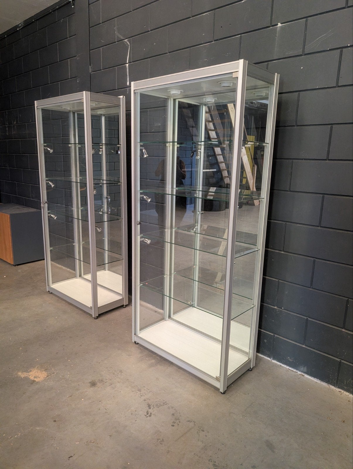 2 vitrine kasten bieden vanaf € 100,-, Ophalen, Met deur(en), 50 tot 100 cm, 150 tot 200 cm