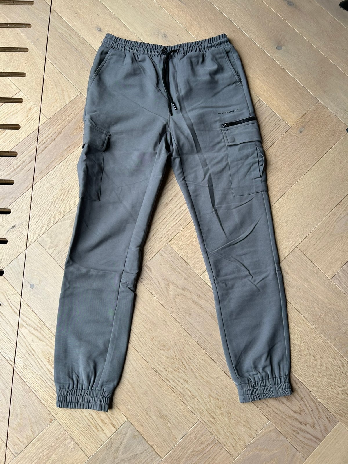 Cargo heren broek grijs Daily aesthetkz maat XS, Ophalen of Verzenden, Daily Aesthetikz, Grijs, Gedragen