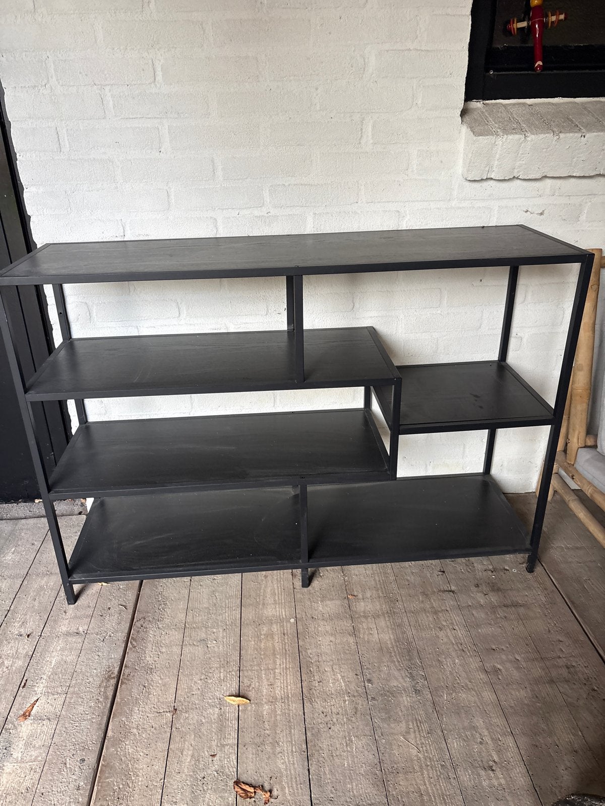 Zwart metalen kast met meerdere niveaus, Ophalen, Met plank(en), 100 tot 150 cm, Zo goed als nieuw