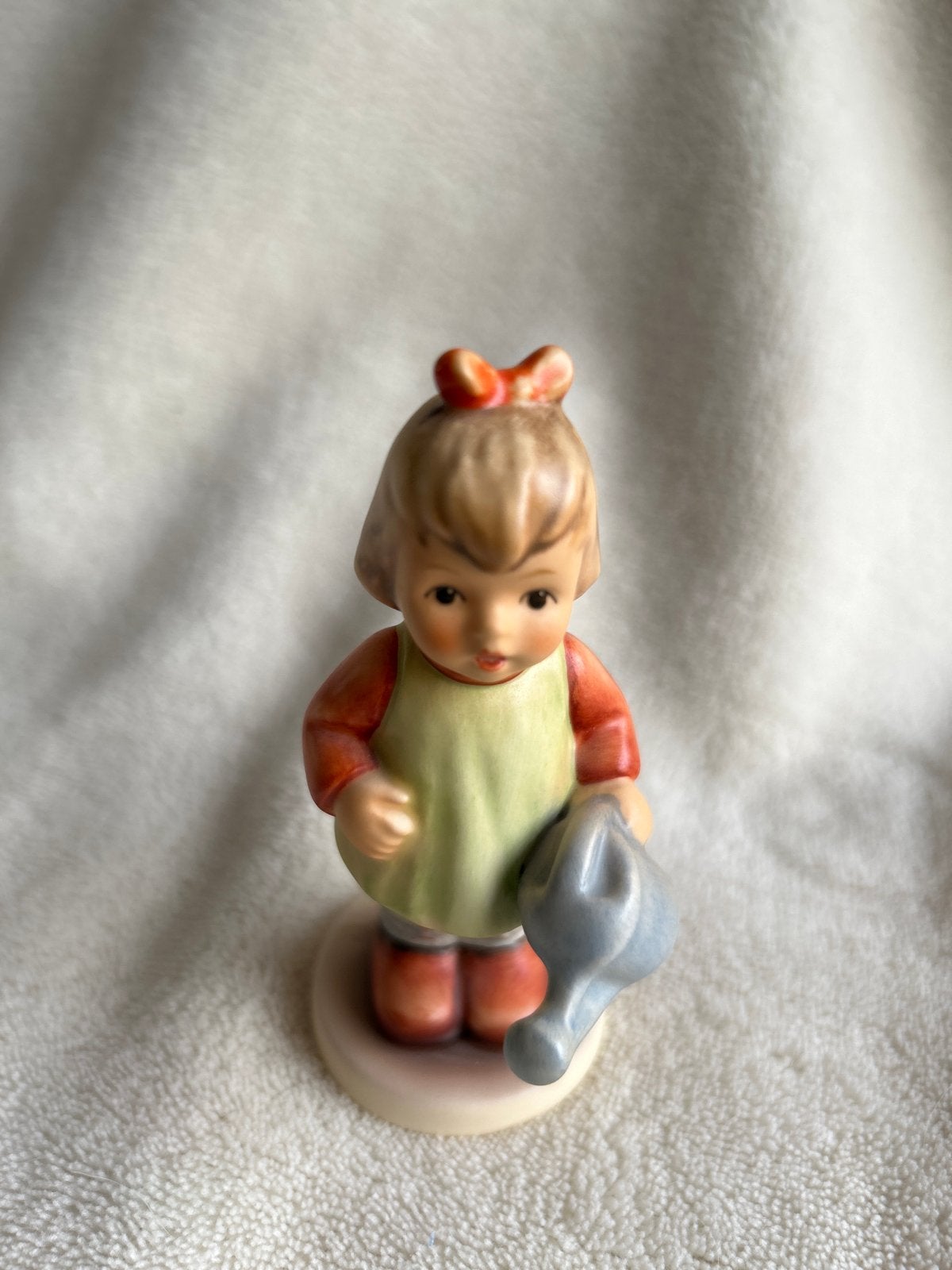 Hummel beeldje meisje met gieter - M.I. Hummel Club 1997/98, Verzamelen, Beelden en Beeldjes, Ophalen of Verzenden, Zo goed als nieuw