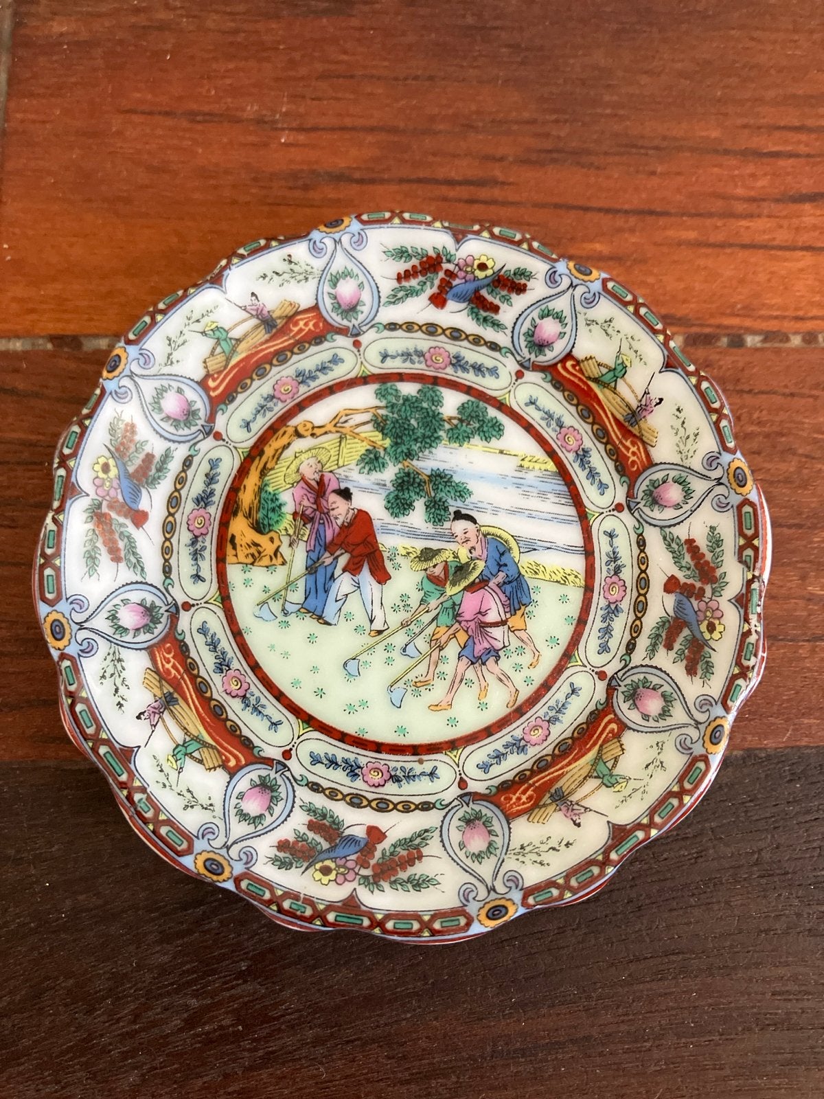 Antiek Chinees bordje met handgeschilderde scène ø8cm, Ophalen