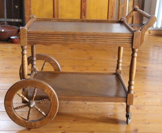 Theewagen van eikenhout, Ophalen