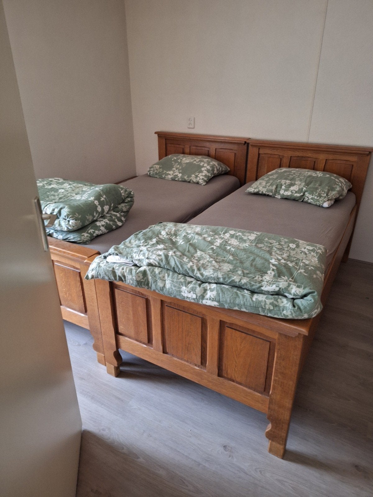 Gratis: Twee eenpersoonsbedden met lattenbodems, Ophalen, 90 cm, Eenpersoons, Bruin