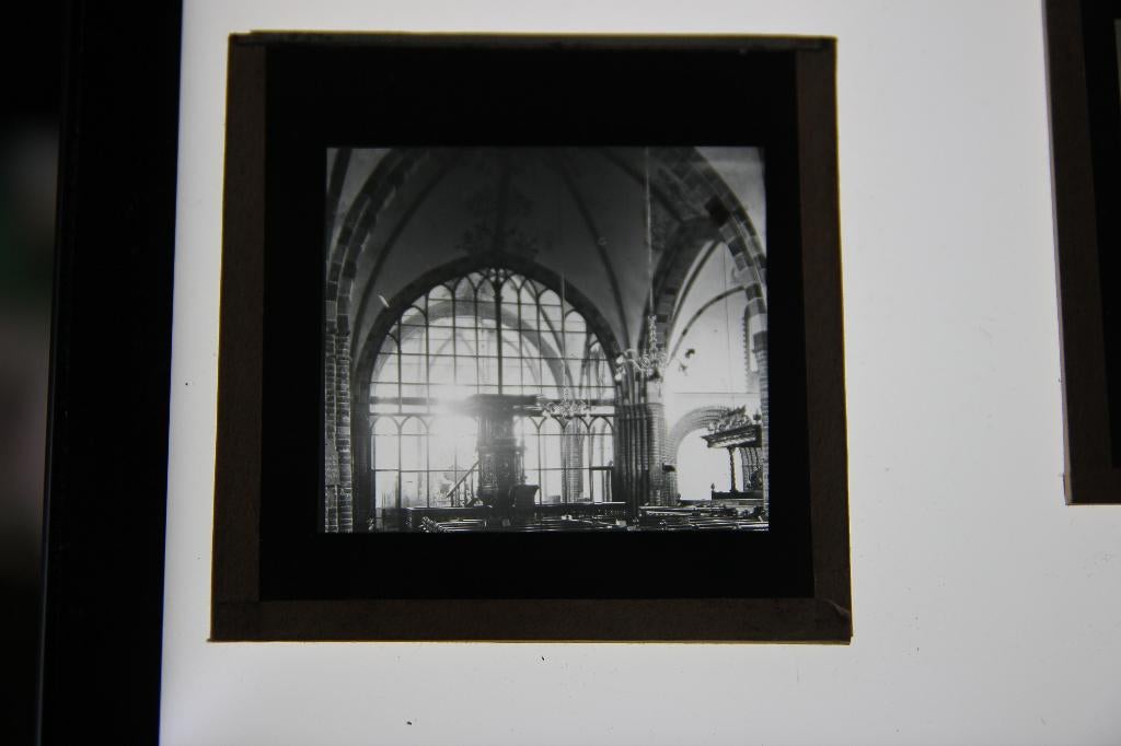 Glasdia Binnenkant oude Groninger kerk, Ophalen of Verzenden, Voor 1940, Gebruikt, Overige onderwerpen