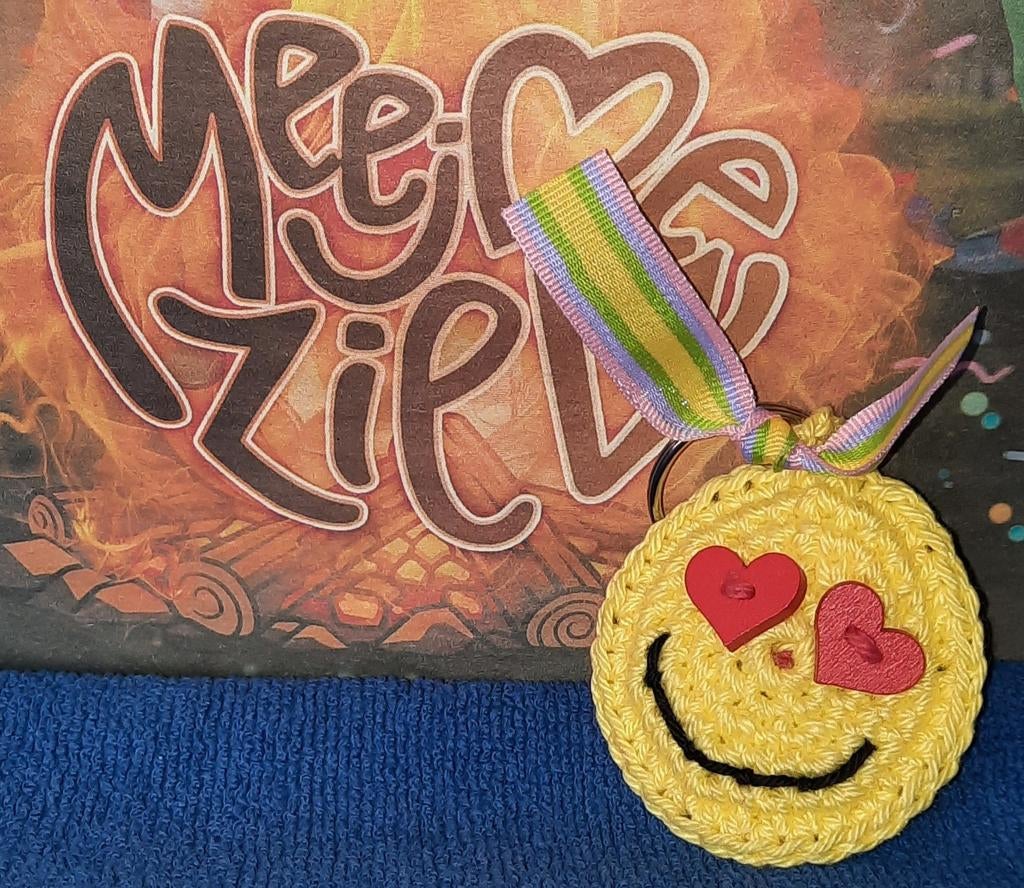 Leuke gehaakte smiley sleutelhanger met hartjesogen, Ophalen of Verzenden, Nieuw