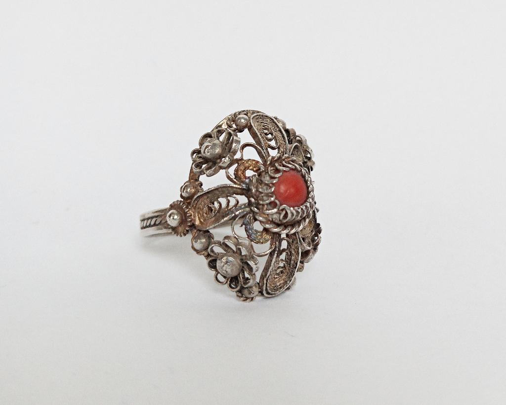 Antieke zilver filigrain ring bloedkoraal Balkan mt 17,8, Verzenden, Zilver, Ring, Met edelsteen