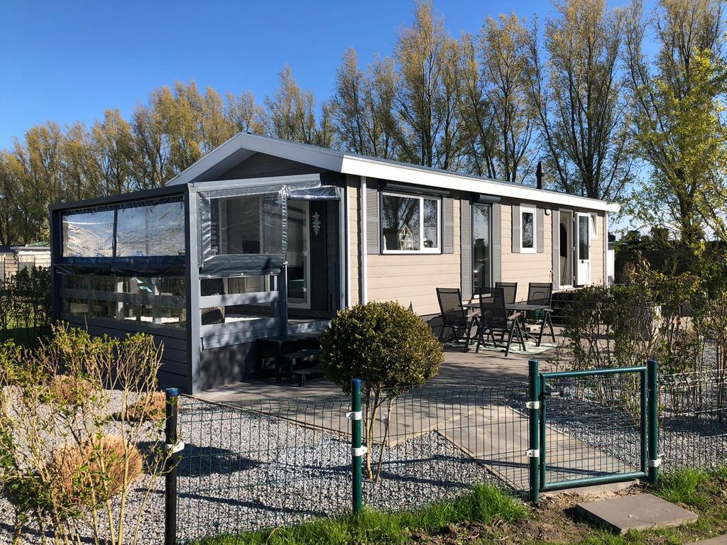 Te koop Kraaikamp chalet (bj. 2015) op camping Oostburg, ZL, 2 slaapkamers, Zeeland, Recreatiepark, Chalet, Bungalow of Caravan
