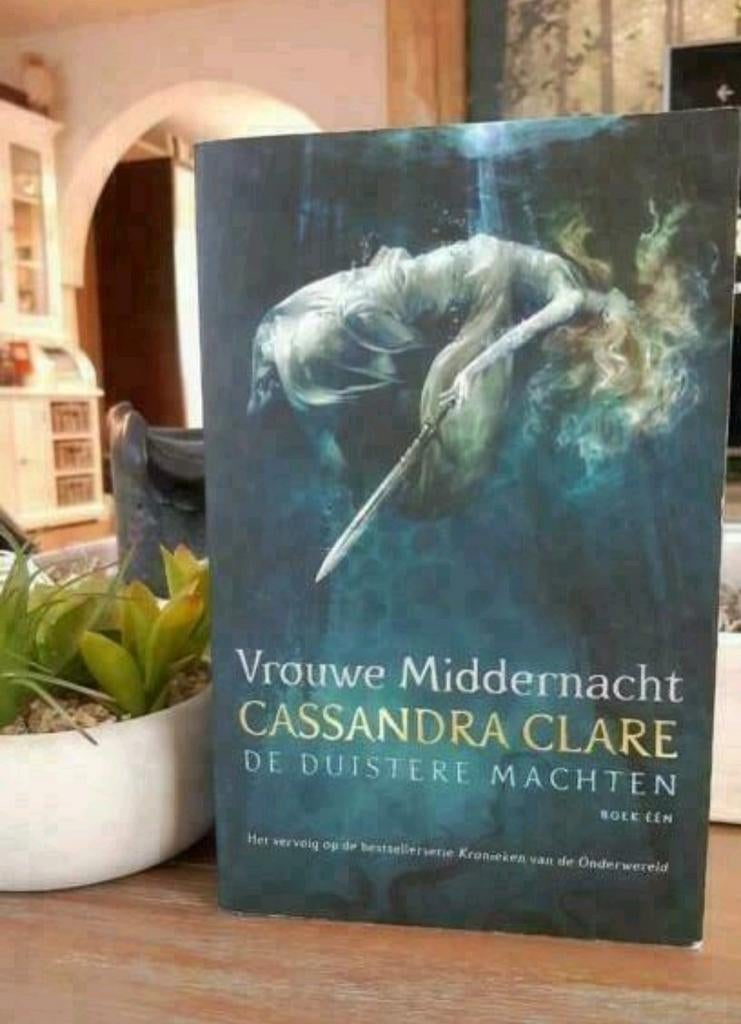 Cassandra Clare: Vrouwe Middernacht - De Duistere Machten 1, Ophalen of Verzenden, Gelezen