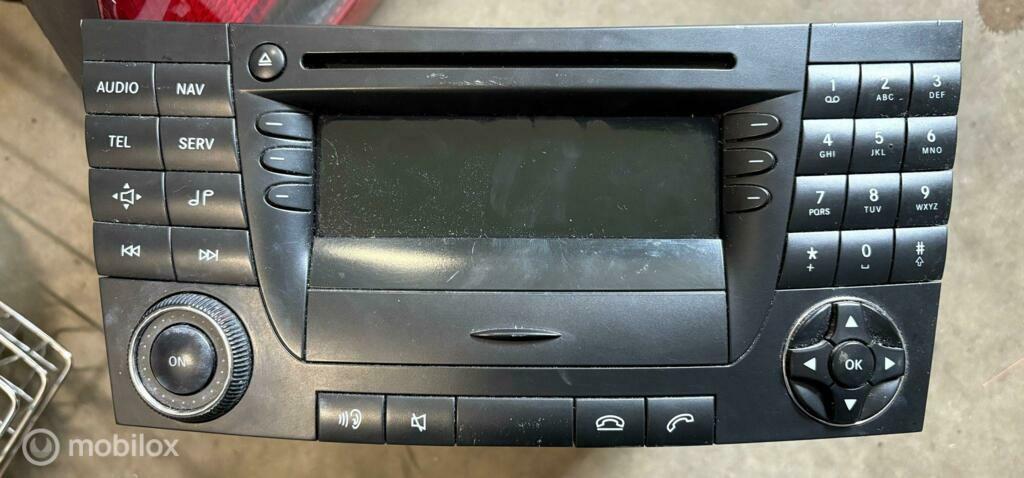 Autoradio Mercedes E-klasse W211 ('02-'09) A2118706990001, Gebruikt, Mercedes-Benz, Ophalen of Verzenden, Mercedes-Benz