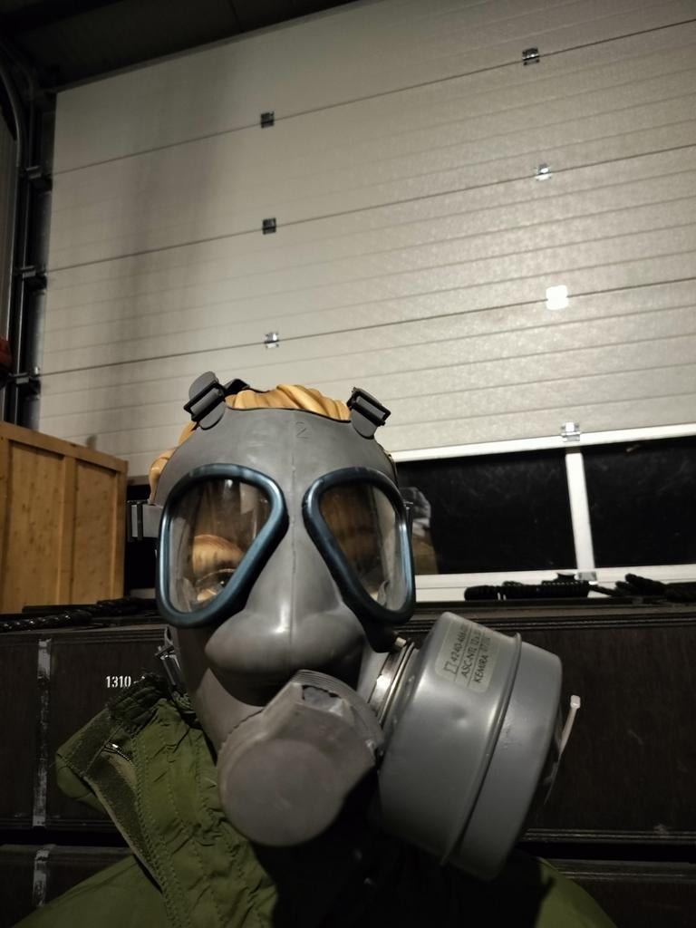 Authentiek Leger Gasmasker met Filter - Verzameling, Ophalen of Verzenden, Overige soorten, Overige gebieden, Overige typen