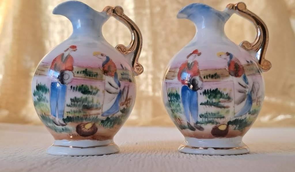 2 antieke miniatuur porseleinen kannetjes letterbak beeldjes, Ophalen of Verzenden, Zo goed als nieuw, Mens