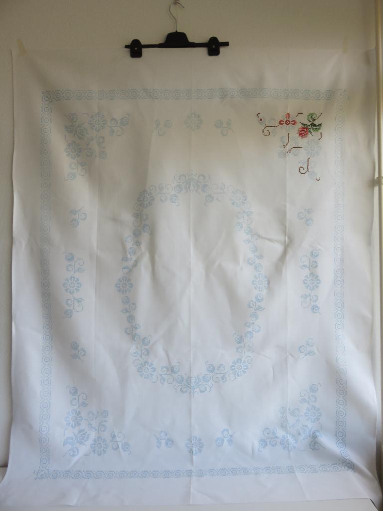 Tafelkleed met bloemen borduren in kruissteek, Ophalen of Verzenden, Zo goed als nieuw, Handborduren, Borduurpakket