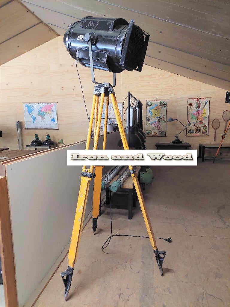 Zwarte stoere oude spot op verstelbaar oud houten statief, Gebruikt, Ophalen of Verzenden, Glas, Vintage stoer robuust loft oud industrieel theaterspot zwart