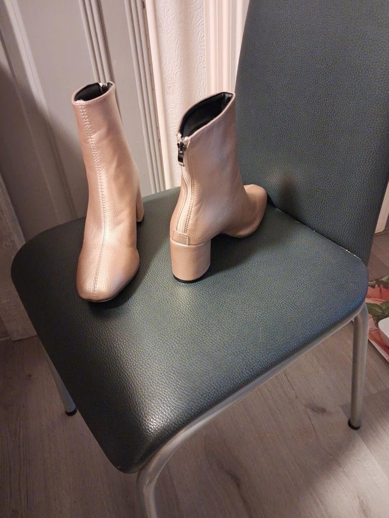 Gouden enkellaarsjes met hak, Kleding | Dames, Schoenen, Overige kleuren, Voelt als 36maat., Lage of Enkellaarzen, Nieuw