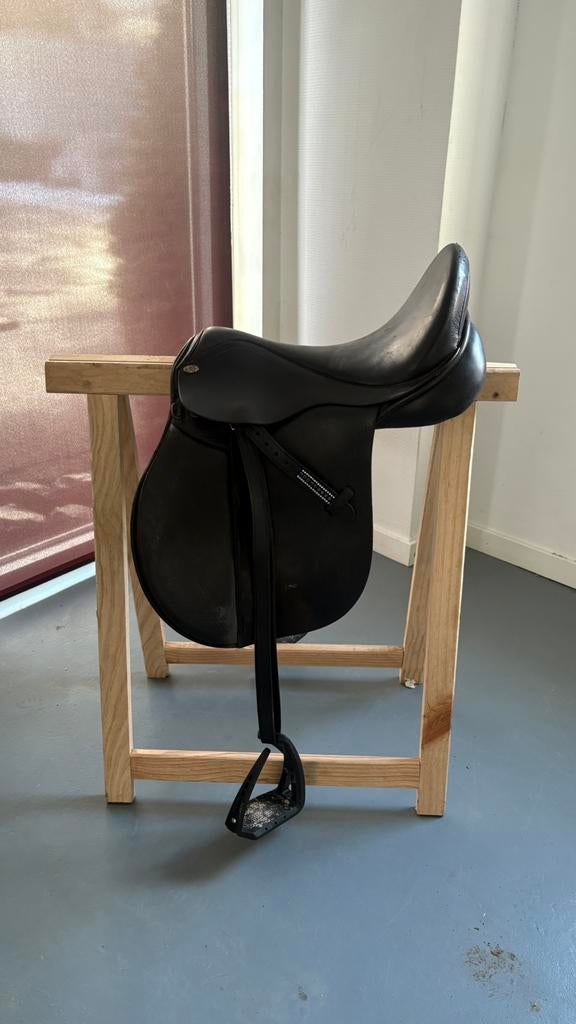 Veelzeigheids zadel JC 17,5 inch, Dieren en Toebehoren, Paarden en Pony's | Zadels, Ophalen of Verzenden, Zo goed als nieuw, Dressuur