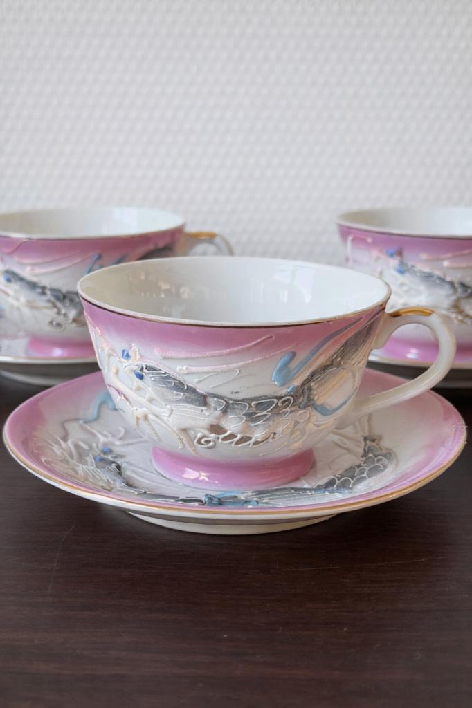 Roze Japans Porseleinen Kop en Schotels met Draken Reliëf, Gebruikt, Ophalen of Verzenden, Overige stijlen, Kop(pen) en/of Schotel(s)