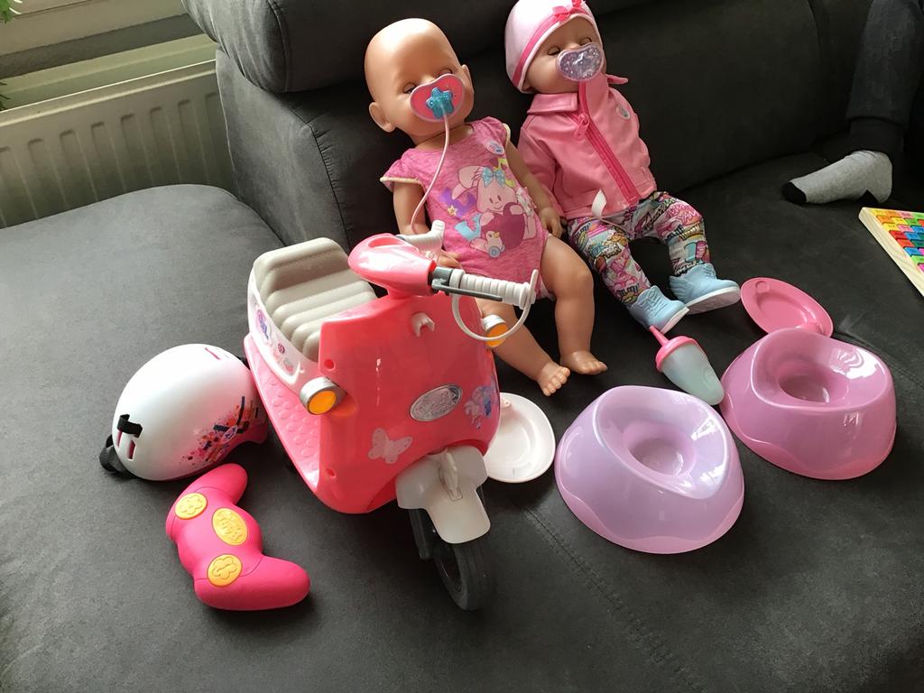 Baby Born poppen met accessoires en scooter met helm, Ophalen of Verzenden, Zo goed als nieuw, Babypop