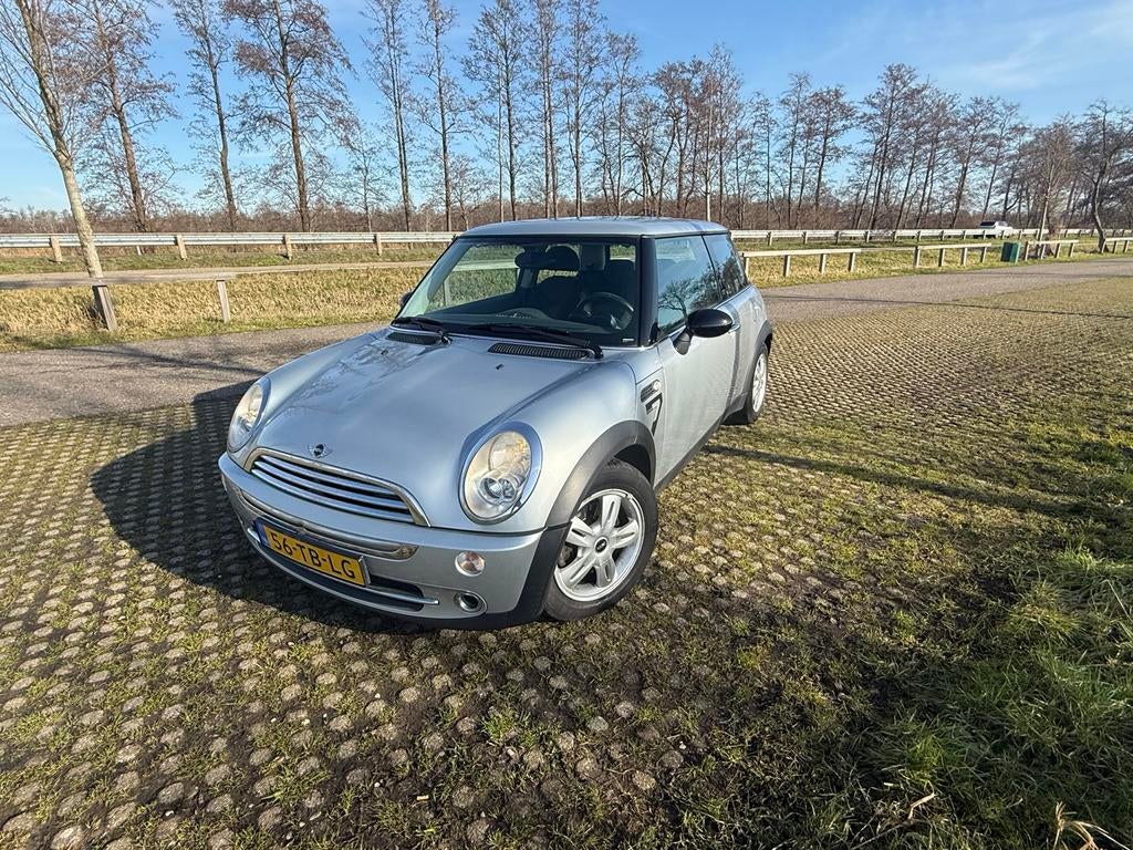Mini 1.6 16V ONE AUT 2006 Grijs seven edit., Auto's, Navigatiesysteem, Stof, Zwart, 4 cilinders