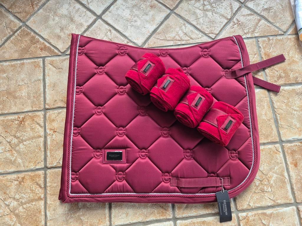 Equestrian Stockholm Bordeaux dekje + bandages, Dieren en Toebehoren, Paarden en Pony's | Dekens en Dekjes, Ophalen of Verzenden