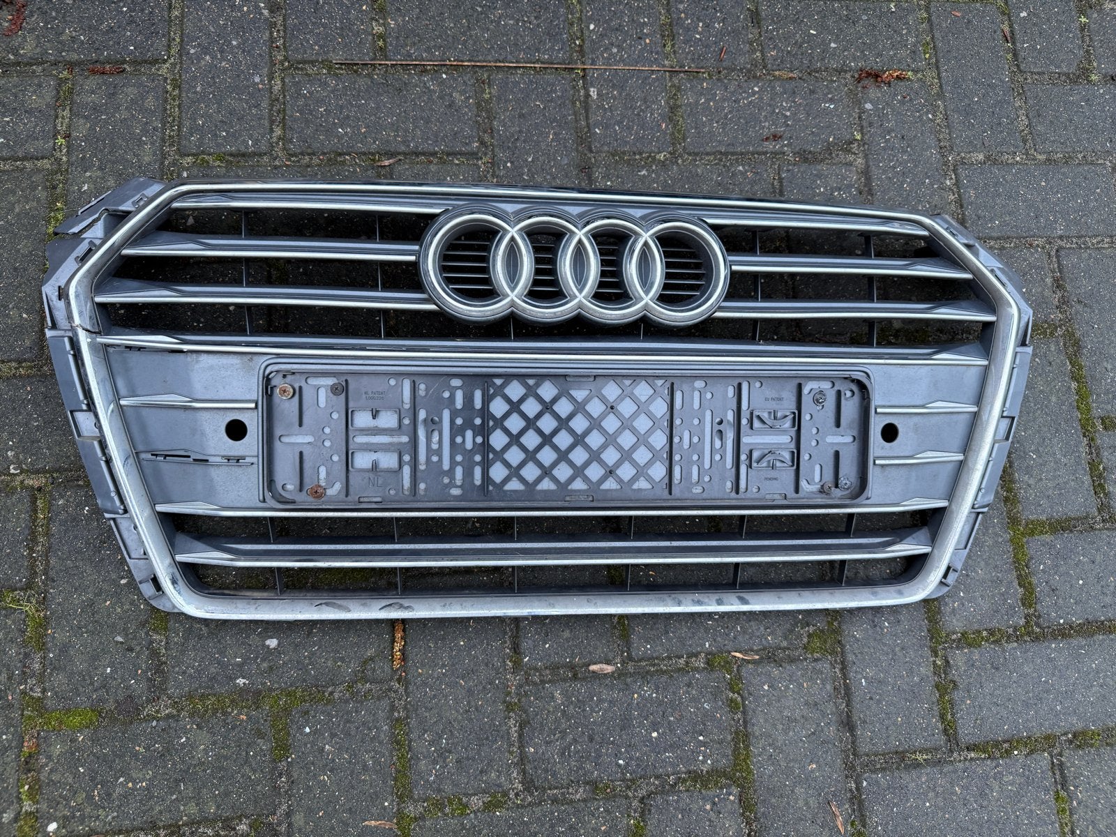 Originele Audi A4 B9 Frontgrill 2018 (scheur links), Ophalen, Gebruikt, Voor, Audi