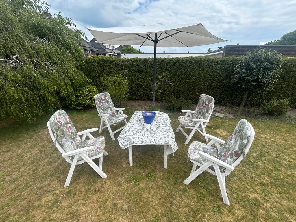 Tuinset tafel met 4 stoelen en kussens, met parasol, Ophalen, Gebruikt, Kunststof