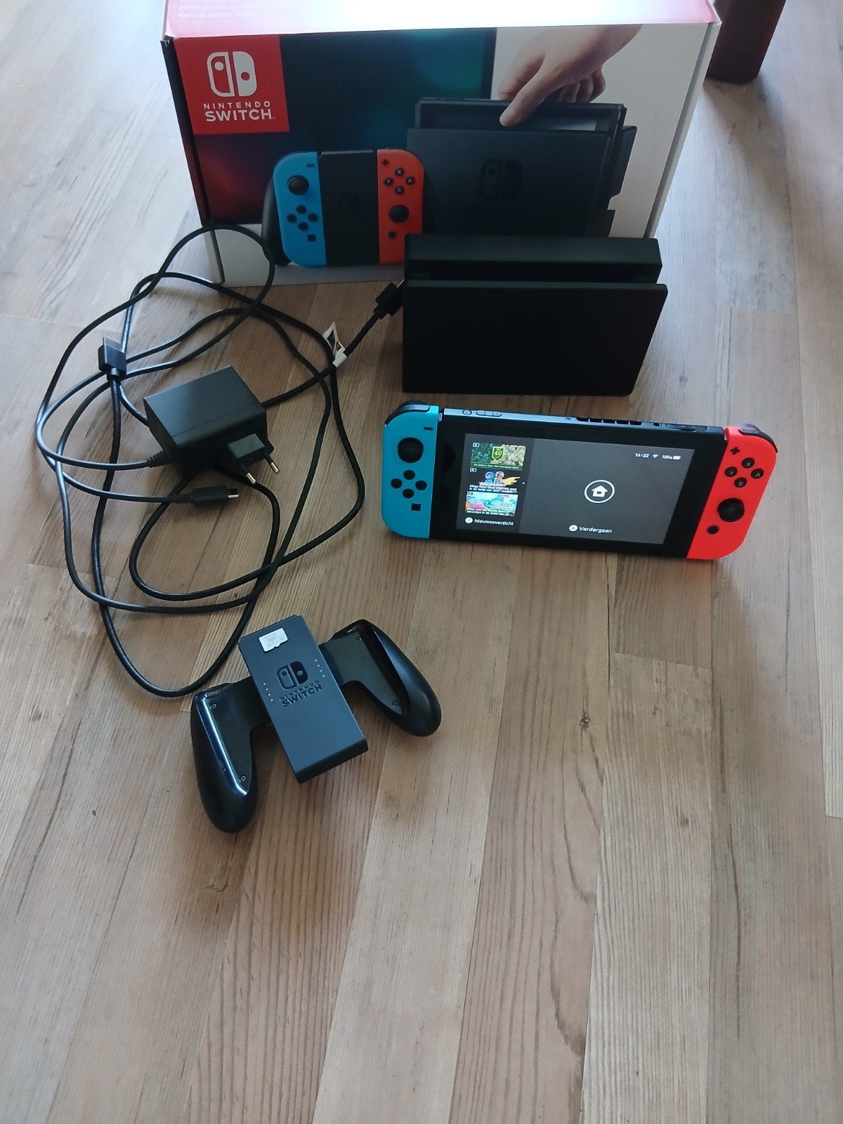 Nintendo Switch V1 inclusief SD kaart en Zelda beschermhoes, Spelcomputers en Games, Met 2 controllers, Ophalen of Verzenden, Zo goed als nieuw
