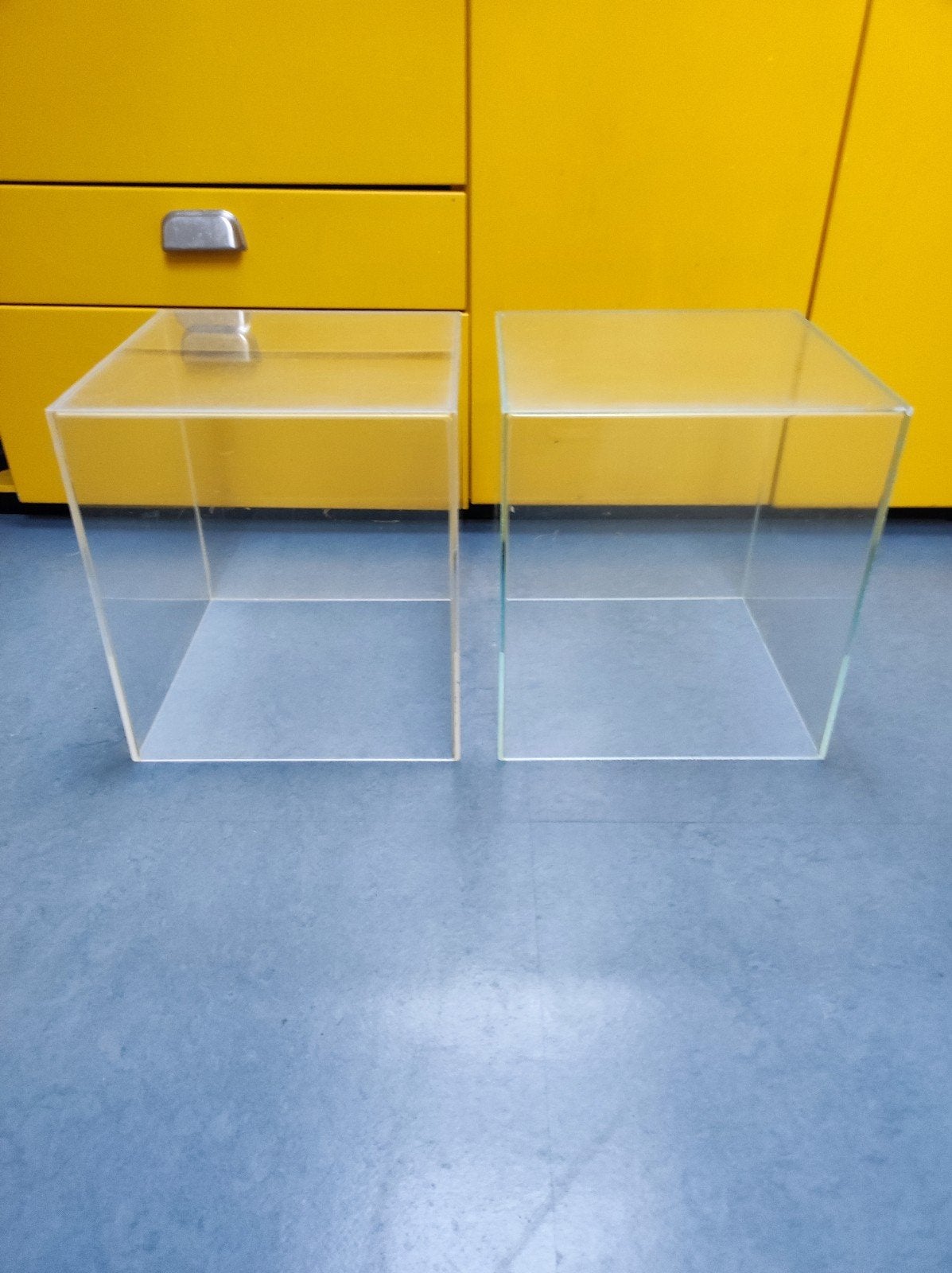 Twee plexiglas boxen, Ophalen, Doos, Minder dan 35 cm