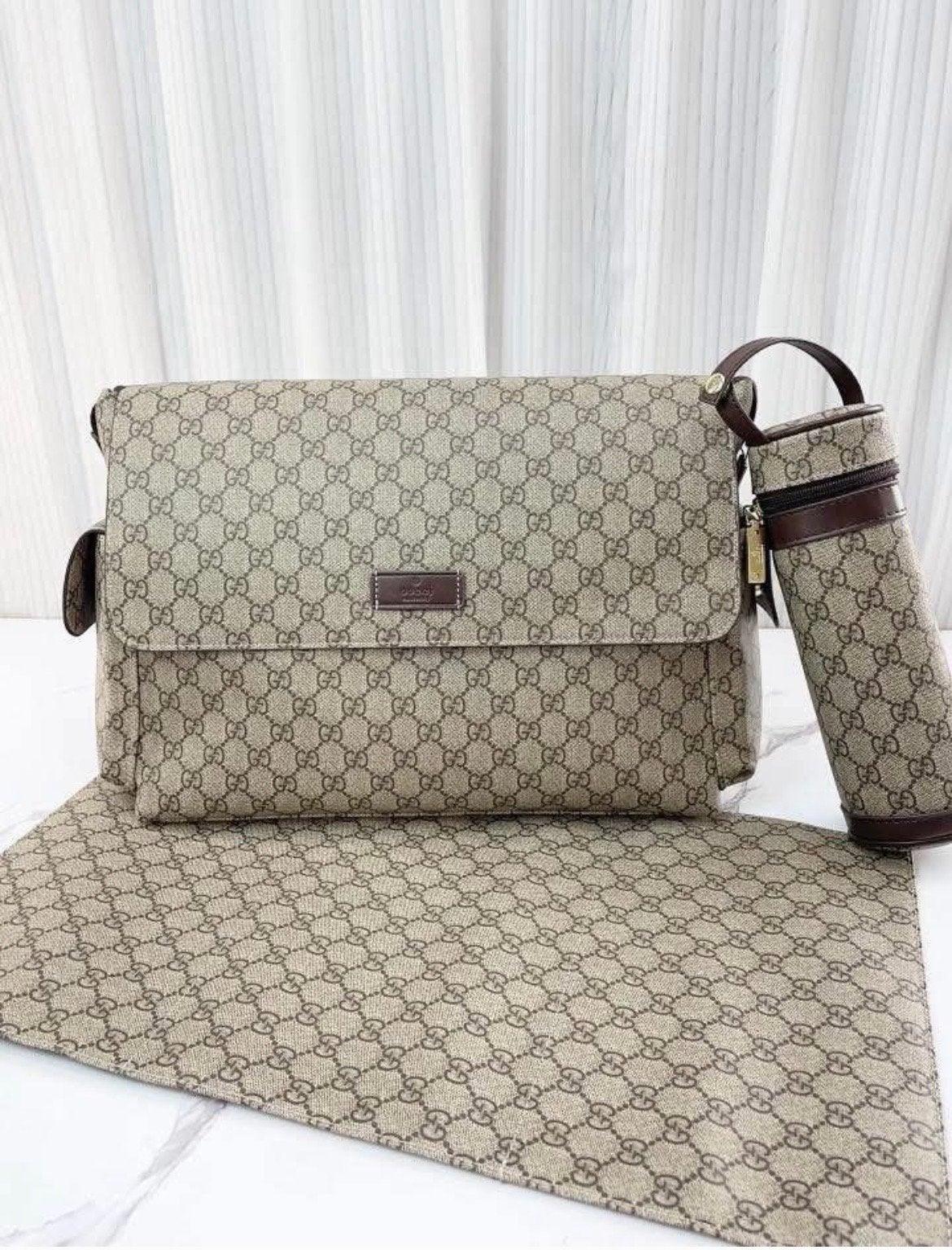 Gucci luiertas met verschoningsmatje en flessenhouder, Gucci, Extra vakken, Zo goed als nieuw, Beige