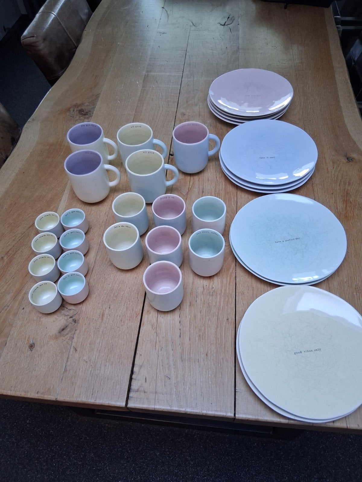 Blond Amsterdam servies met leuke teksten - 23-delig, Huis en Inrichting, Gebruikt, Keramiek, Ophalen of Verzenden, Bord(en)