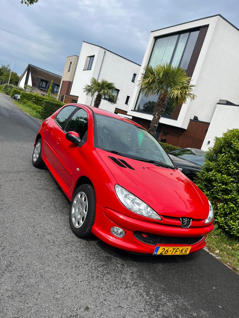 Peugeot 206 1.4 5D 2006 Rood - NIEUWE APK, Voorwielaandrijving, 31 €/maand, 4 cilinders, Origineel Nederlands