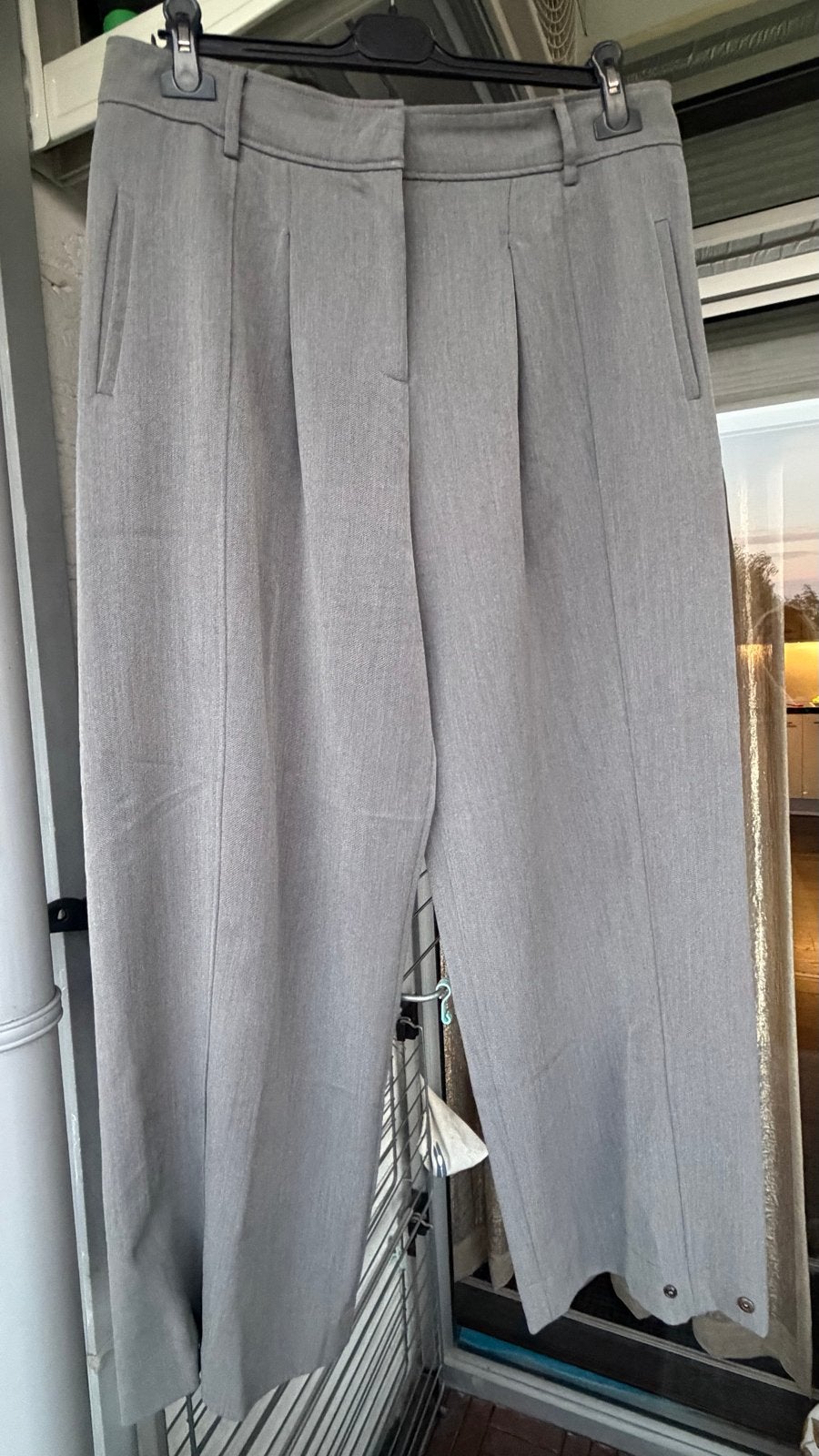 Femmes du Sud pak: broek en blouson jasje., Ophalen of Verzenden, Maat 42/44 (L), Grijs, Kostuum of Pak