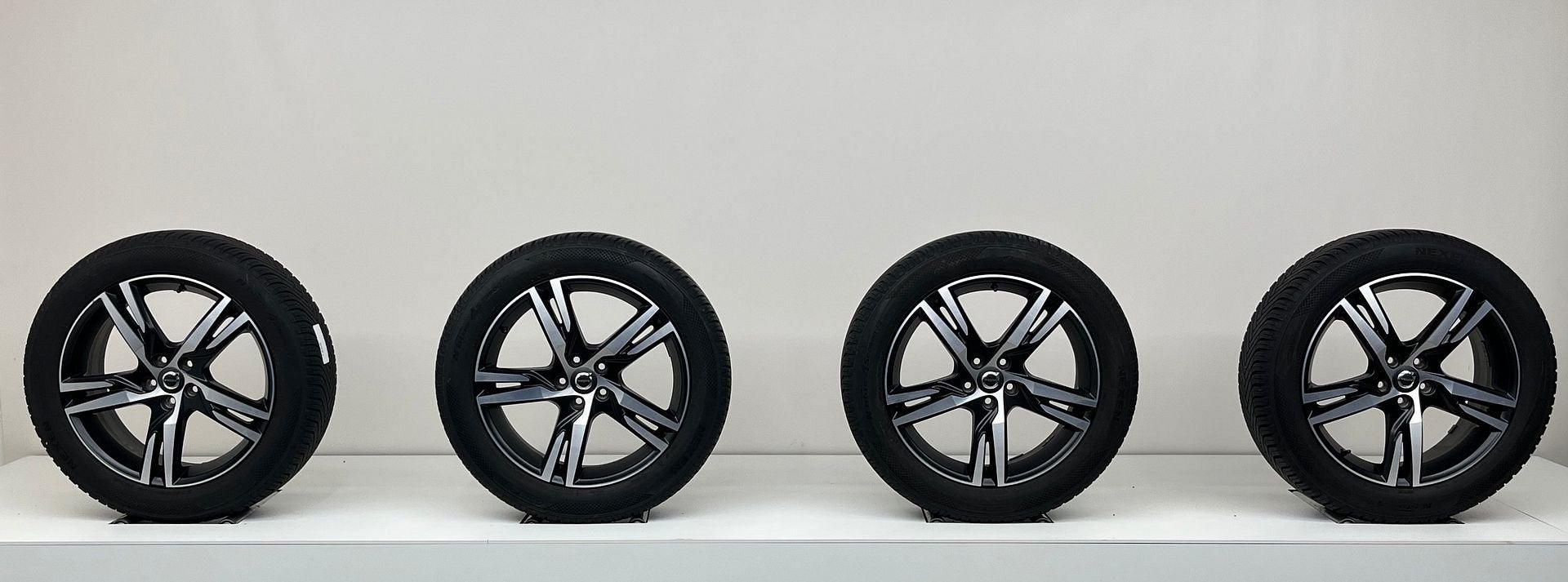 Volvo XC40 - 19 inch - all season, 19 inch, Gebruikt, Banden en Velgen, Ophalen of Verzenden
