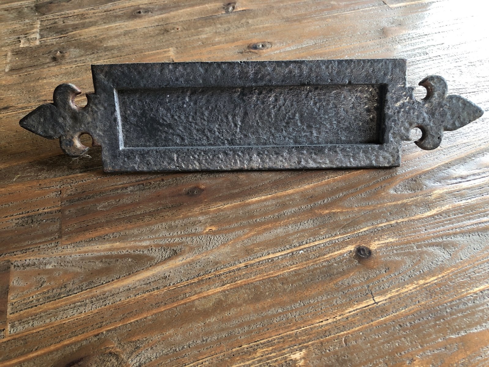 Antieke gietijzeren brievenbusklep Fleur-de-Lys-stijl, Ophalen of Verzenden, Gebruikt