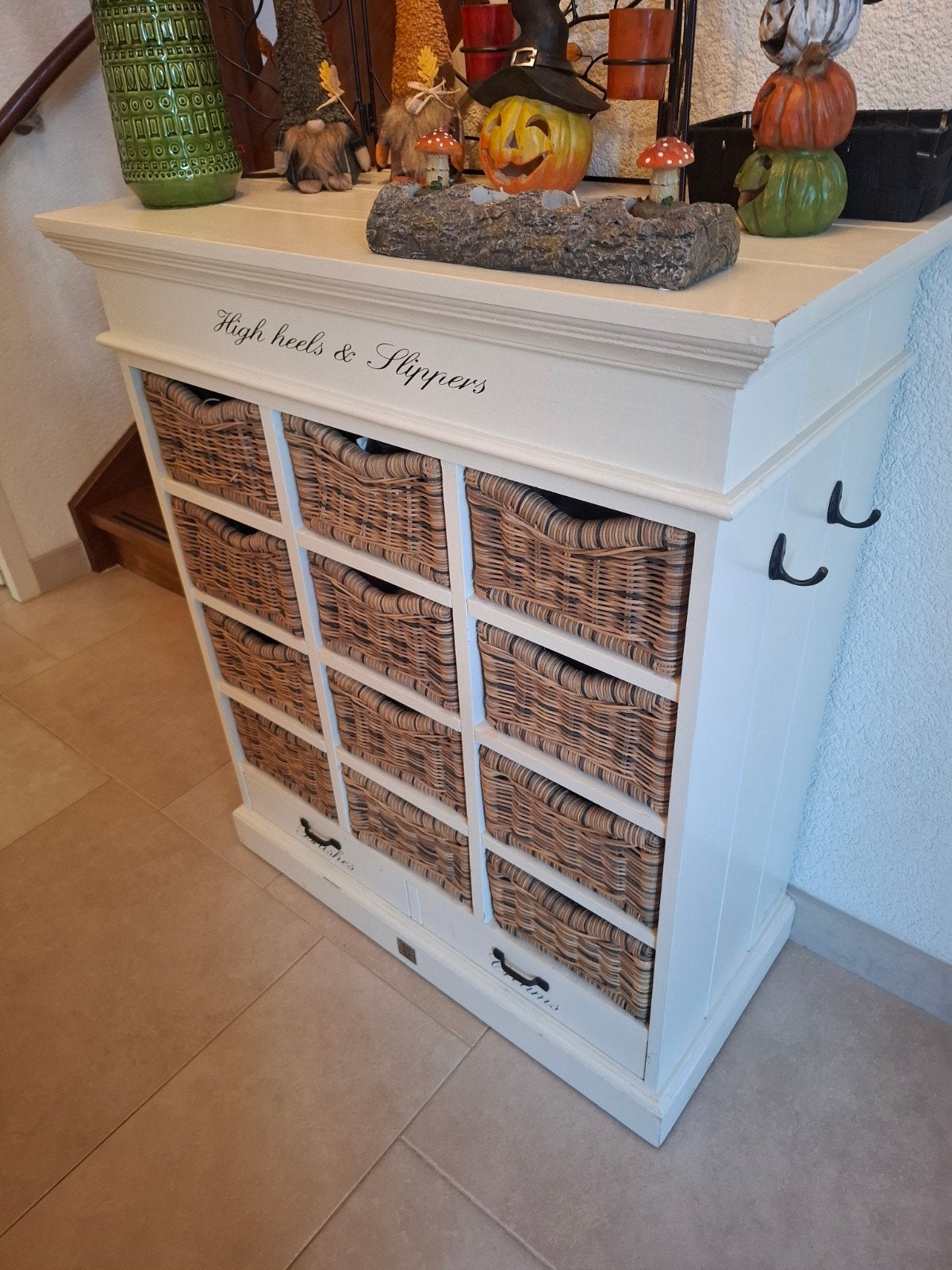Witte schoenenkast Rivièra Maison met rieten manden en tekst, Ophalen, Gebruikt