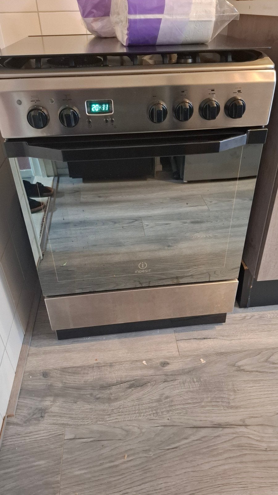 Indesit gasfornuis met oven tot 220C en pizzastand, Witgoed en Apparatuur, Fornuizen, Ophalen, Gebruikt, 4 kookzones, Gas
