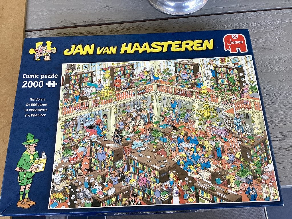 Puzzel Jan van Haasteren, 2000 stukjes. De bibliotheek., Ophalen of Verzenden, Meer dan 1500 stukjes, Zo goed als nieuw, Legpuzzel