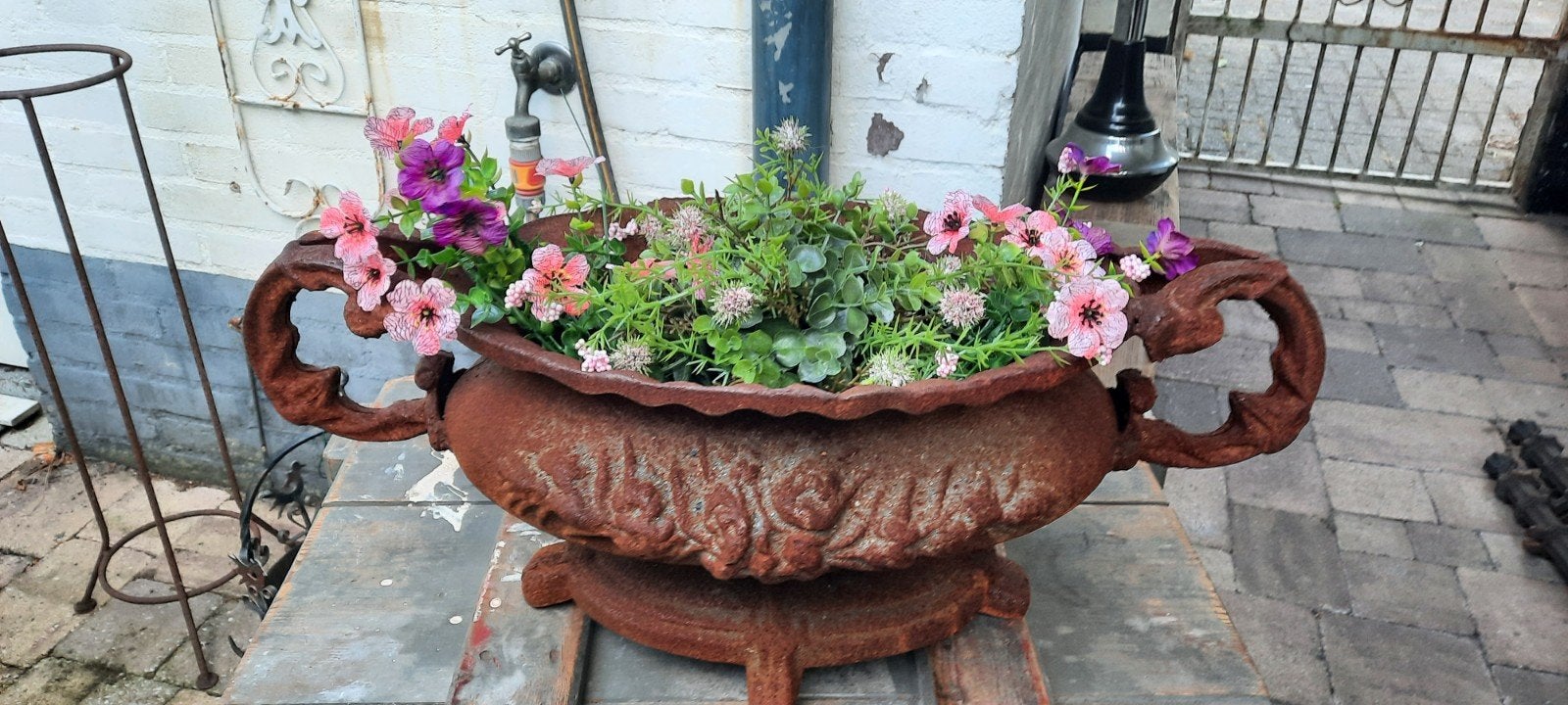 Antieke gietijzeren plantenbak - Rustieke charme, Ophalen, Minder dan 30 cm, Rond, Metaal