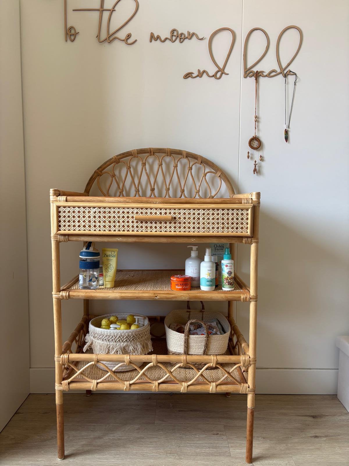 Boho Rainbow rotan commode / verschoontafel met lade, Kinderen en Baby's, Kinderkamer | Commodes en Kasten, 50 tot 70 cm, Ophalen of Verzenden