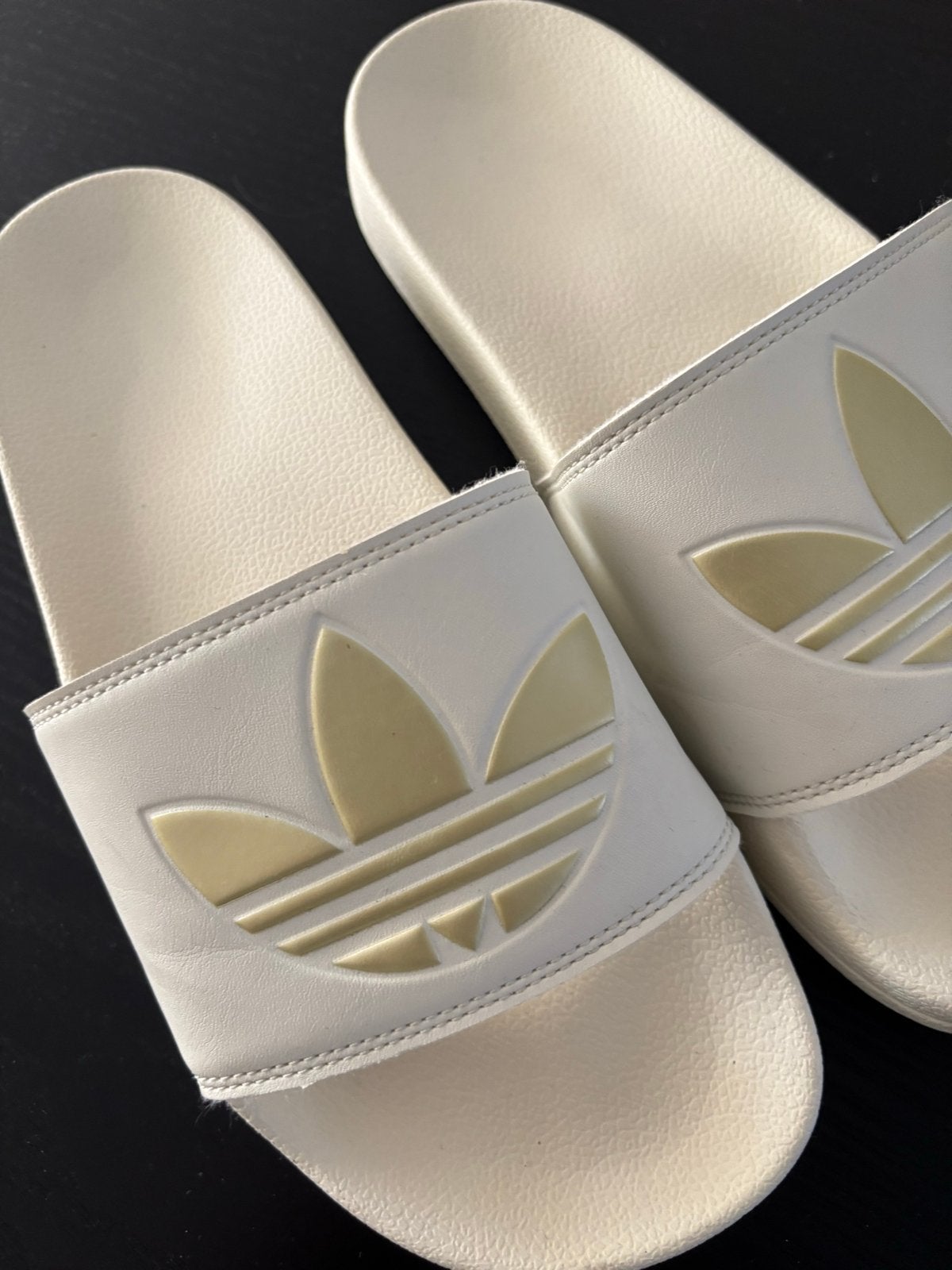 Adidas Adilette slippers - Crème/Wit - Maat 42, Verzenden, Zo goed als nieuw, Beige, Slippers