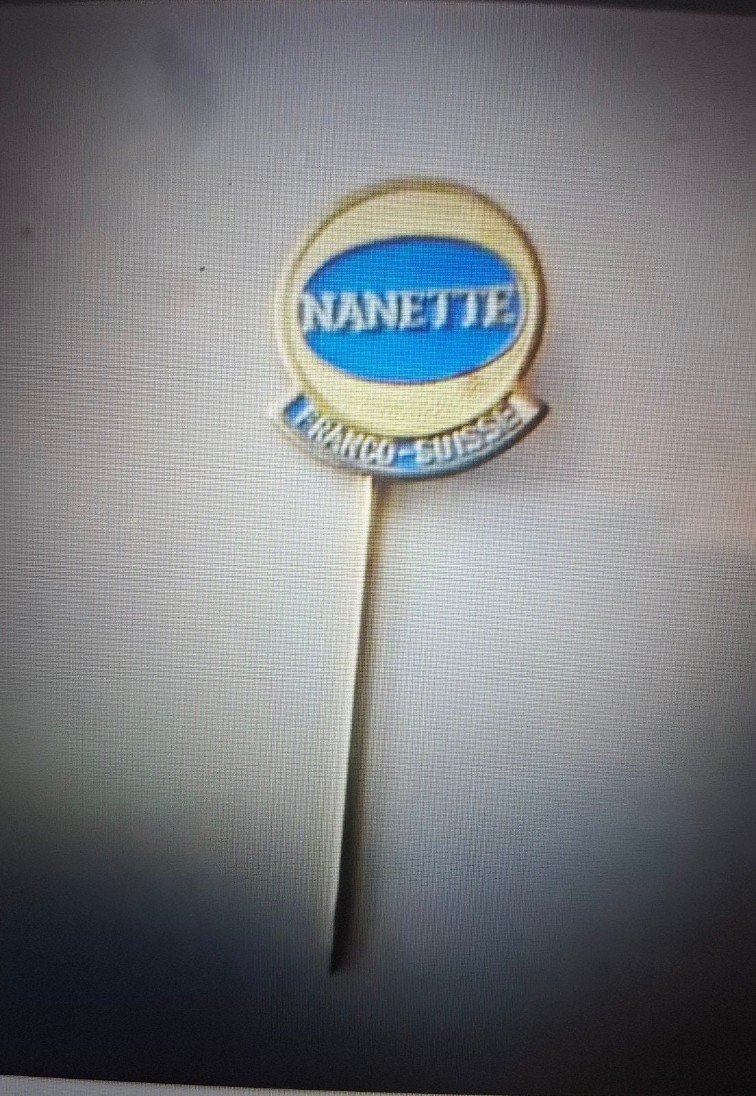 Speldje Nanette Franco - Suisse, Verzamelen, Ophalen of Verzenden, Zo goed als nieuw, Overige onderwerpen, Speldje of Pin