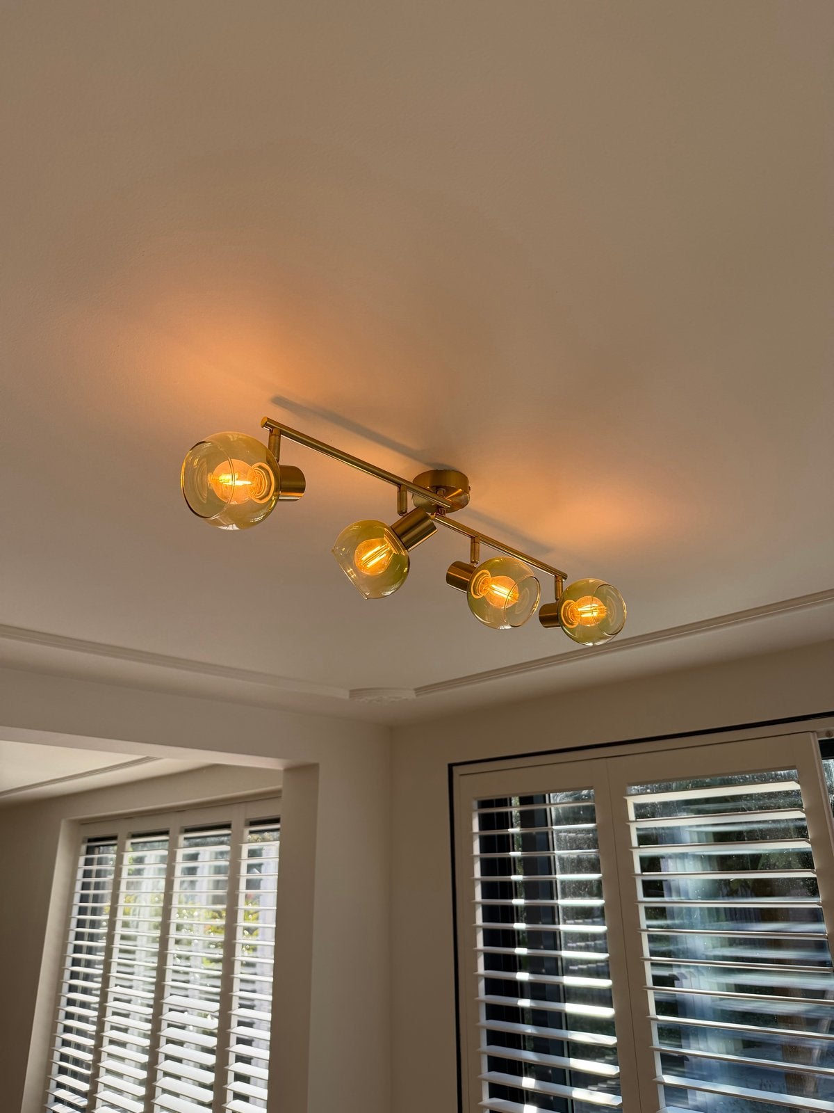 Moderne Plafondlamp met 4 Glazen Bollen - Goudkleurig, Modern, E14 (klein), Dimbaar, Ophalen of Verzenden