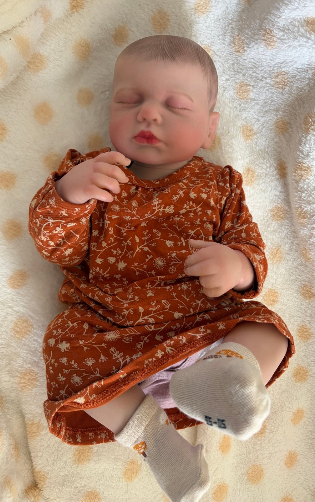 Reborn baby Lou Lou met wieg, standaard en kleding, Kinderen en Baby's, Ophalen of Verzenden, Zo goed als nieuw, Babypop