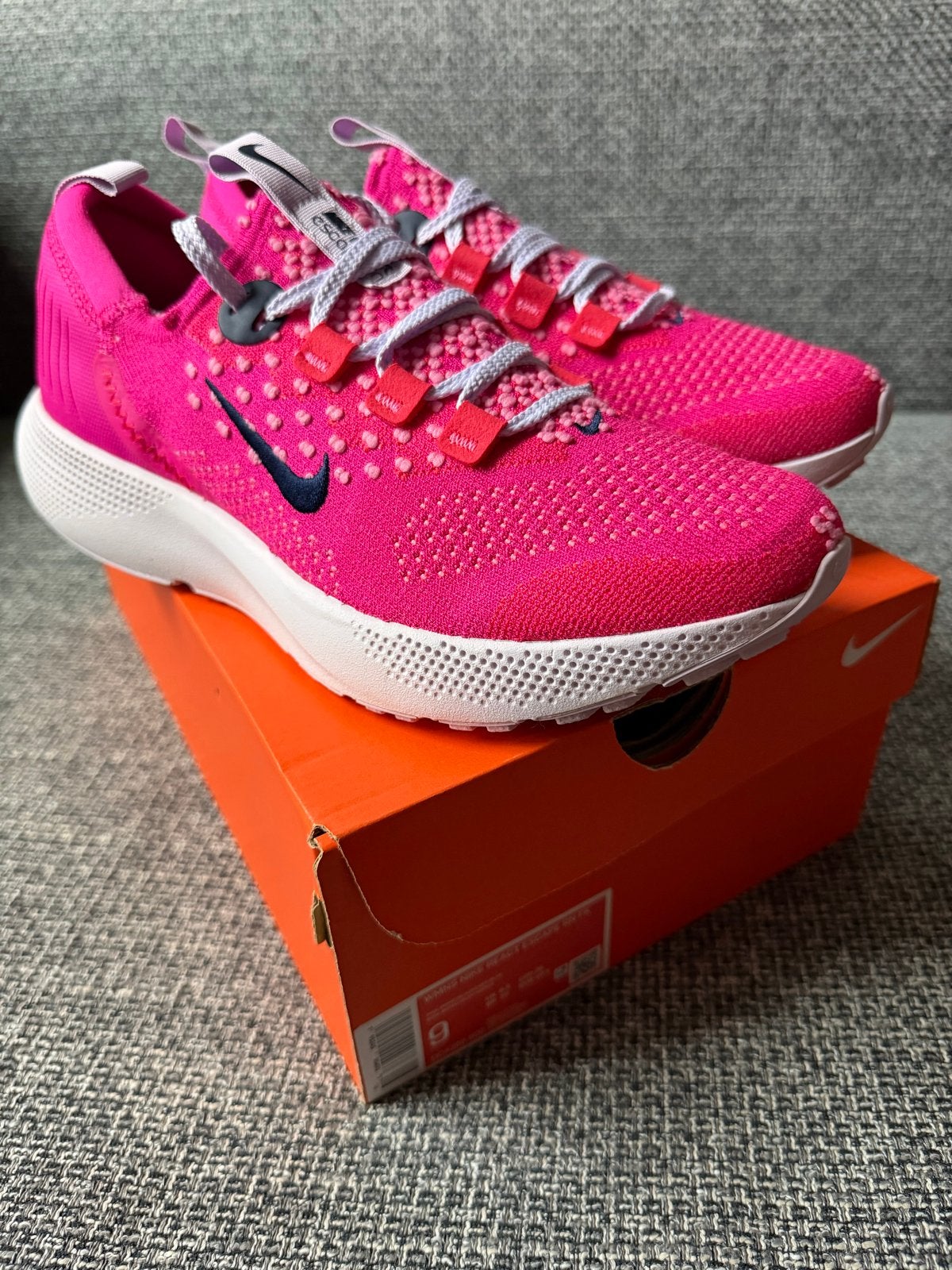 Nike React Escape RN Flyknit - Nieuw in doos - Maat 40.5, Nieuw, Ophalen of Verzenden, Sneakers of Gympen, Roze